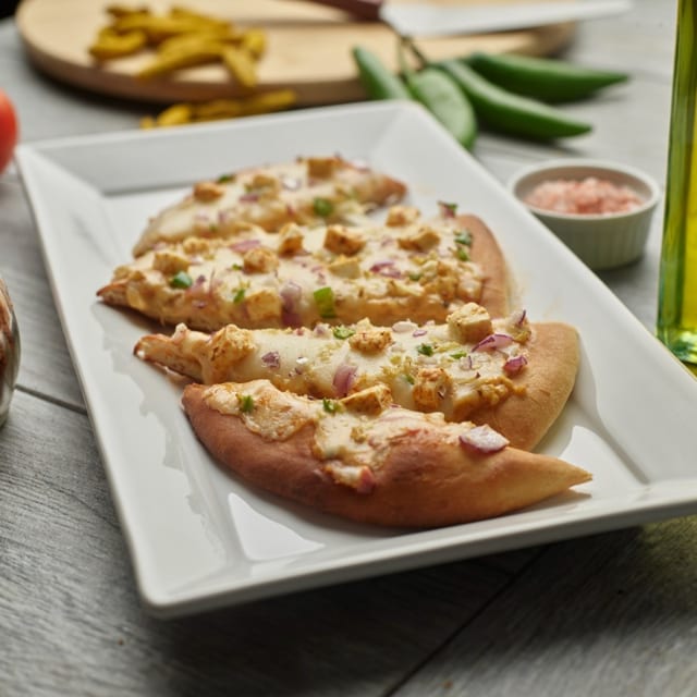Shahi Paneer Naan Pizzatwist.